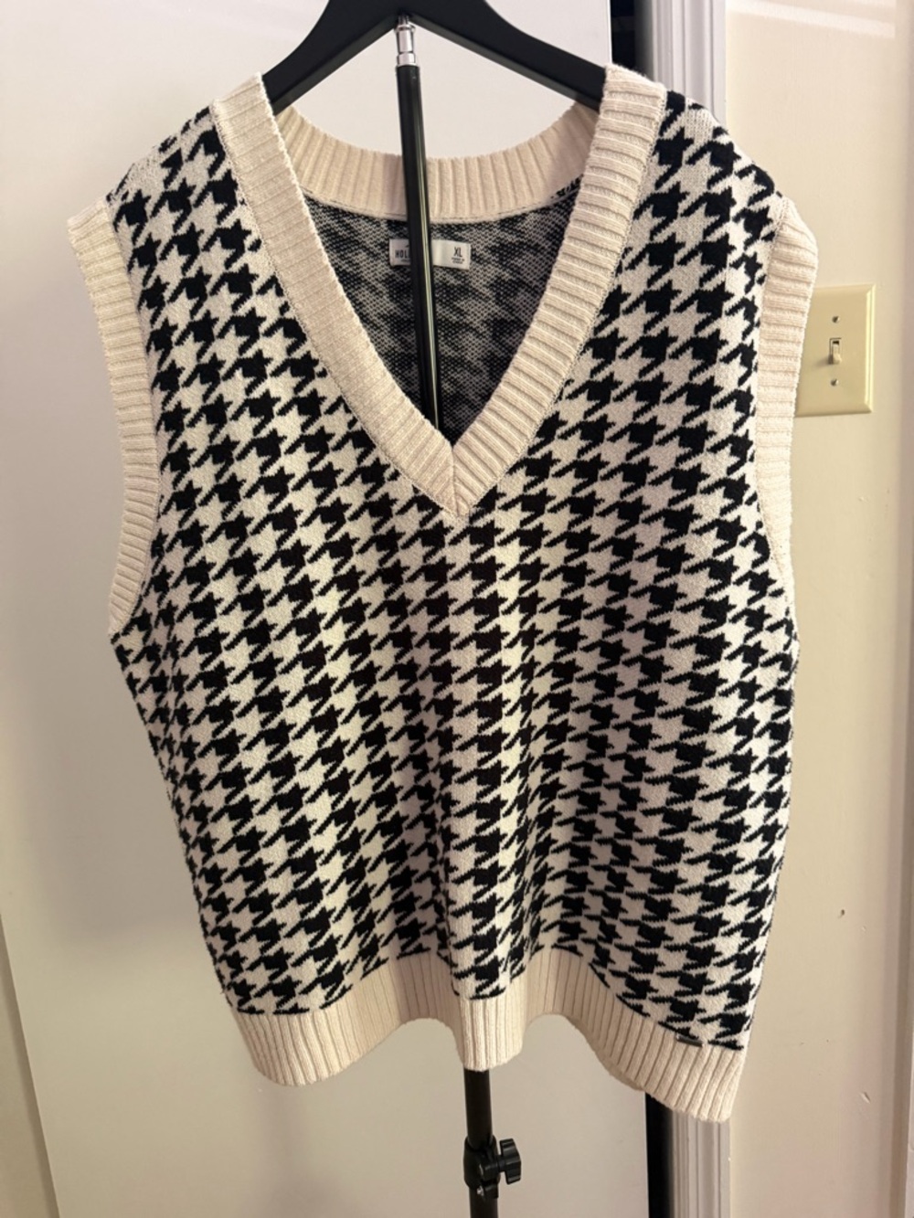 Hollister Women’s Black & Cream Houndstooth V-Neck Sweater Vest Size XL